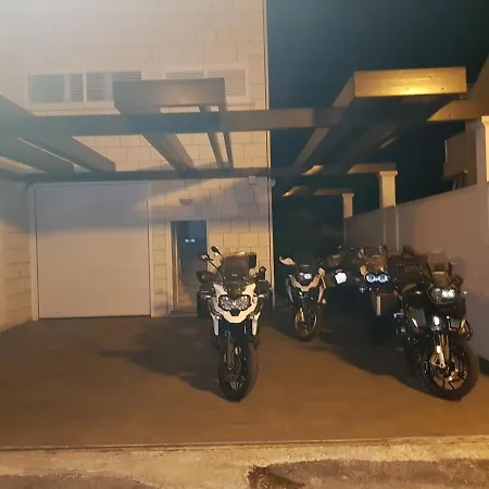 Laus דוברובניק