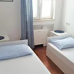 劳什公寓 *