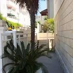 劳什公寓 *