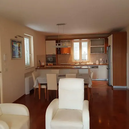 Apartament Laus *